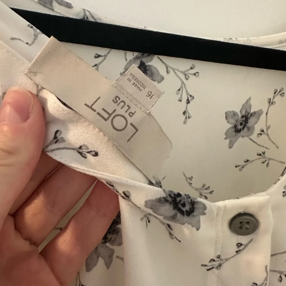 LOFT Plus Women’s Long Sleeve White Floral Blouse Size 16 - Picture 3 of 4